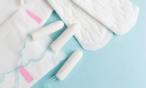 Hygienprodukter som bindor och tamponger. Vissa kvinnor upplever vita flytningar tidigt i graviditeten.